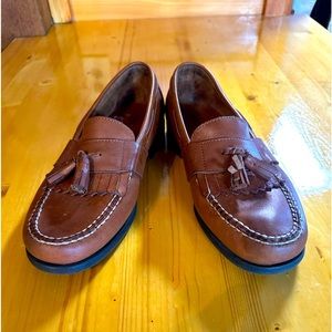 These are sperry leather loafers! Size 9 in men’s US! Excellent shape like new!